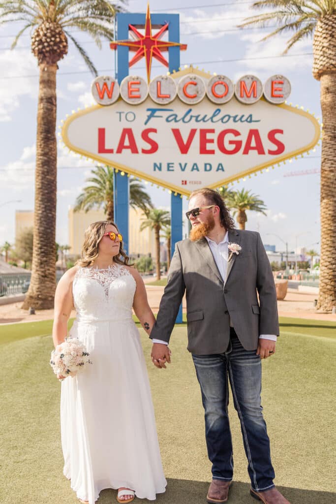 welcome to fabulous las vegas sign with bride and groom
